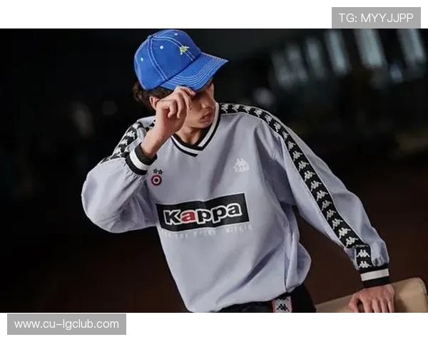 足球长袖主题衫打造运动时尚新潮流 展现个性与活力的完美结合